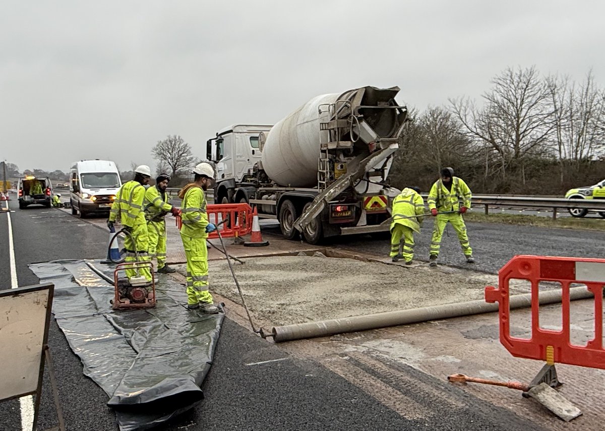 HighwaysSWEST's tweet photo. π οΈ Weβre repairing the concrete that makes up the base layer of #M5 around J27 #Willand. Reminder:
β’From 21 Feb for 3 nights southbound M5 closed J28-J26 (9pm-6am)
β’From 9pm 21 Feb-6am 24 Feb, inclusive. M5 southbound J27 entry & exit slips closed
π Diversions in place. https://t.co/bQlQNPT4sT