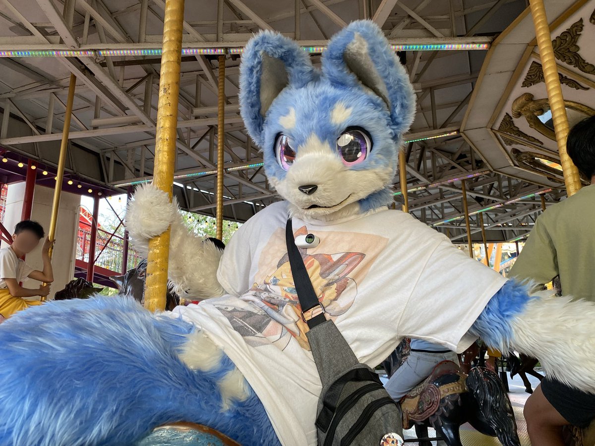 lets hop on!

📸 Zumy
#FursuitFriday