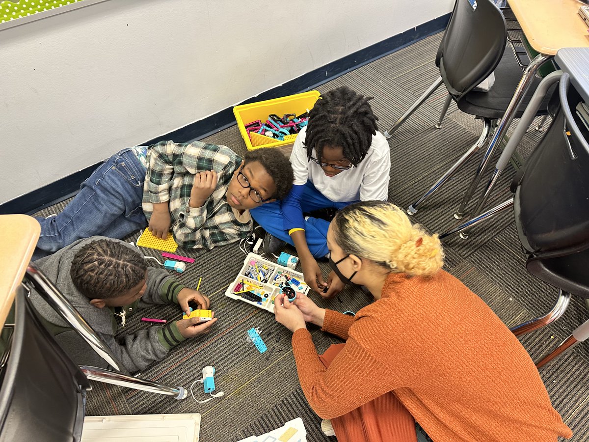 FPAKansasCity's tweet photo. Sending a huge THANK YOU to our Robotics volunteers! You all show up for our students, help guide them, share your experiences, &amp; encourage them to work as a team! 
Think you'd be interested in volunteering? Message us today!
#FrontPorchAlliance #STEM #Robotics #EngineersWeek https://t.co/OdCI287zFl