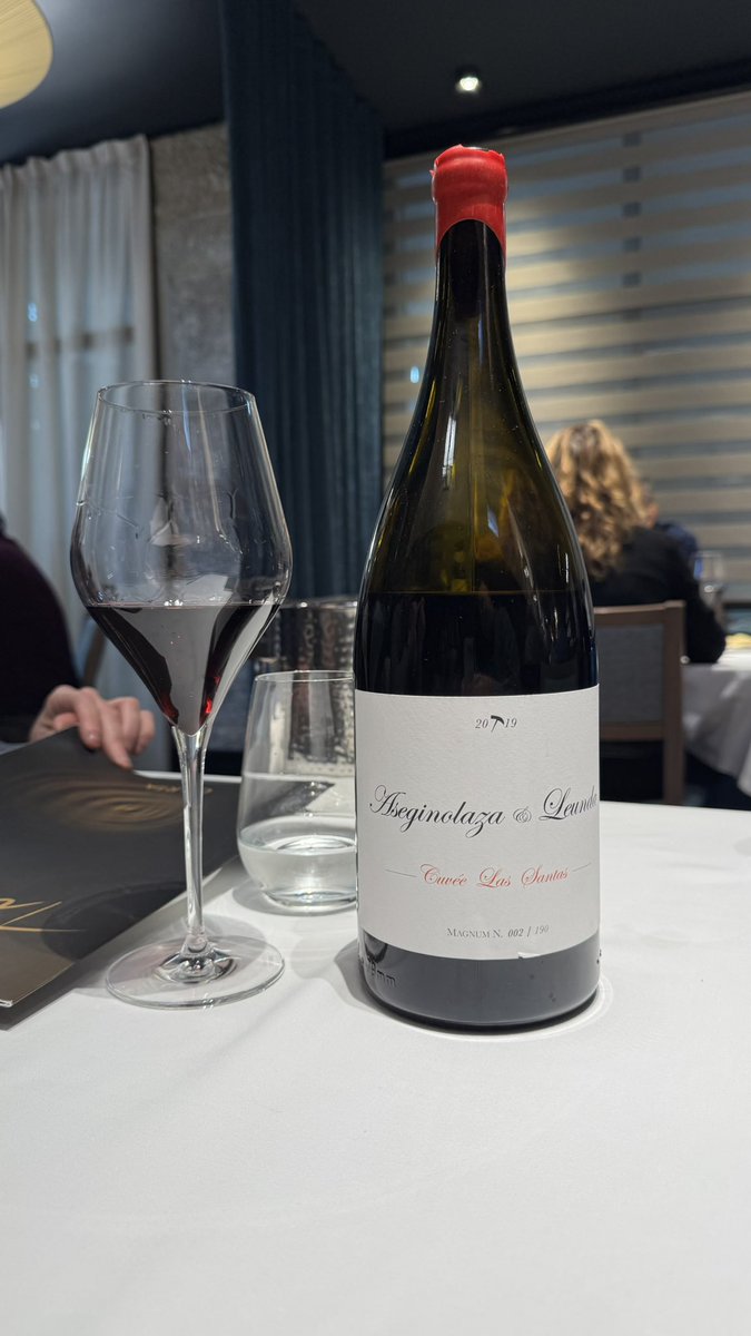 Hoy comiendo en <a href="/RteTrueba/">Rte Trueba</a> el vino lo traemos de casa suministrado en su momento por <a href="/elretrogusto/">Ana - El retro 🍷🍺</a> Magnum N2/190 de <a href="/Asegi_Leunda/">Aseginolaza & Leunda</a>