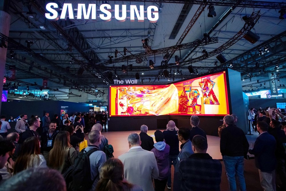 SamsungNewsUS's tweet image. Samsung welcomed guests at #ISE2025 with a striking 462” The Wall media facade at the entrance to its booth — while inside, showcasing its energy-efficient Color E-Paper display alongside AI-powered upgrades to the SmartThings Pro platform. Check it out: news.samsung.com/us/an-inside-l…