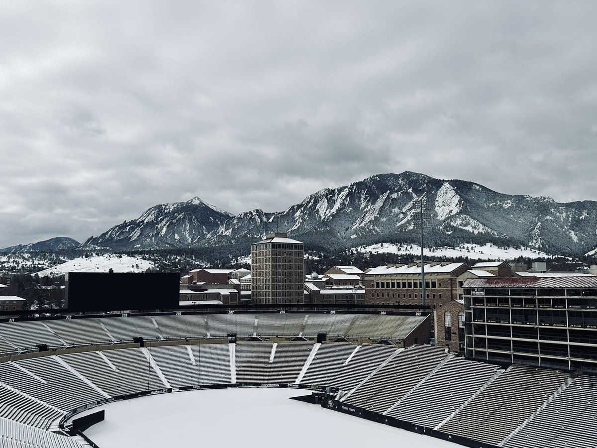 Winter still going strong here. A fresh 3-4” of snow last night has the flatirons looking their best! #bestbackdropcollegefootball