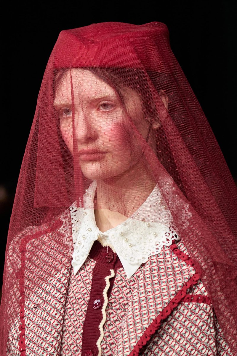 This look of ✨Bora Aksu✨ went straight out of a Pre-Raphaelite romantic painting and religious iconography...🪡