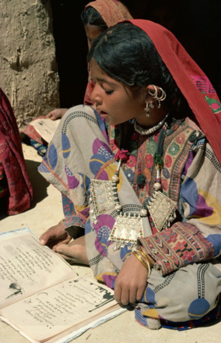 TheBalochWorld's tweet photo. «ماتین زُبانے روچ شادباش بات»

روز جهانی زبان مادری فرخنده باد!

به امید به رسمیت شناخته شدن «حق آموزش
 زبان بلوچی» و سایر زبانهای مختص مردم بلوچ در ایران. 

من بلوچم و زبانهای
بلوچی-براهویی/کردگالی-جدگالی-مینابی/بندری
 شرقی-دهواری-مرزی گال-ملکی گال- خُلُصی-
لاسی-کهترانی-سرائیکی بخشی از هویت من است.