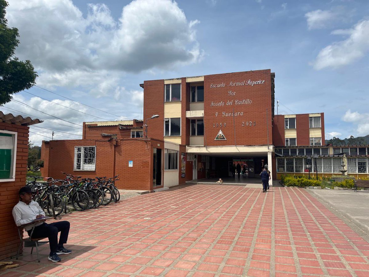 Ese mes empezamos con las actividades de extensión del Taller de Genómica Evolutiva, trabajando sobre genética y evolución con los profesores de Ciencias Naturales de la Escuela Normal Superior Chiquinquirá.