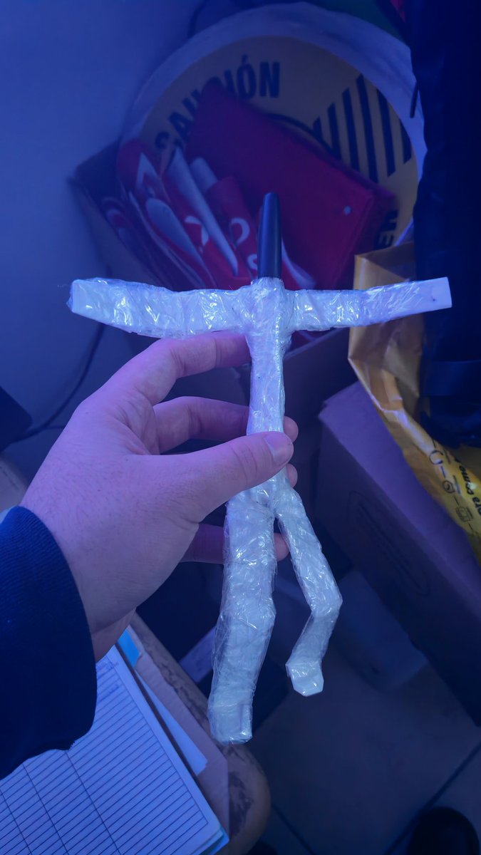 Gente! Me surgió la duda si solo el único que desde que era niño hacía sus propios juguetes con papel, cinta y lapiceros jsjsjsjsjs🚬