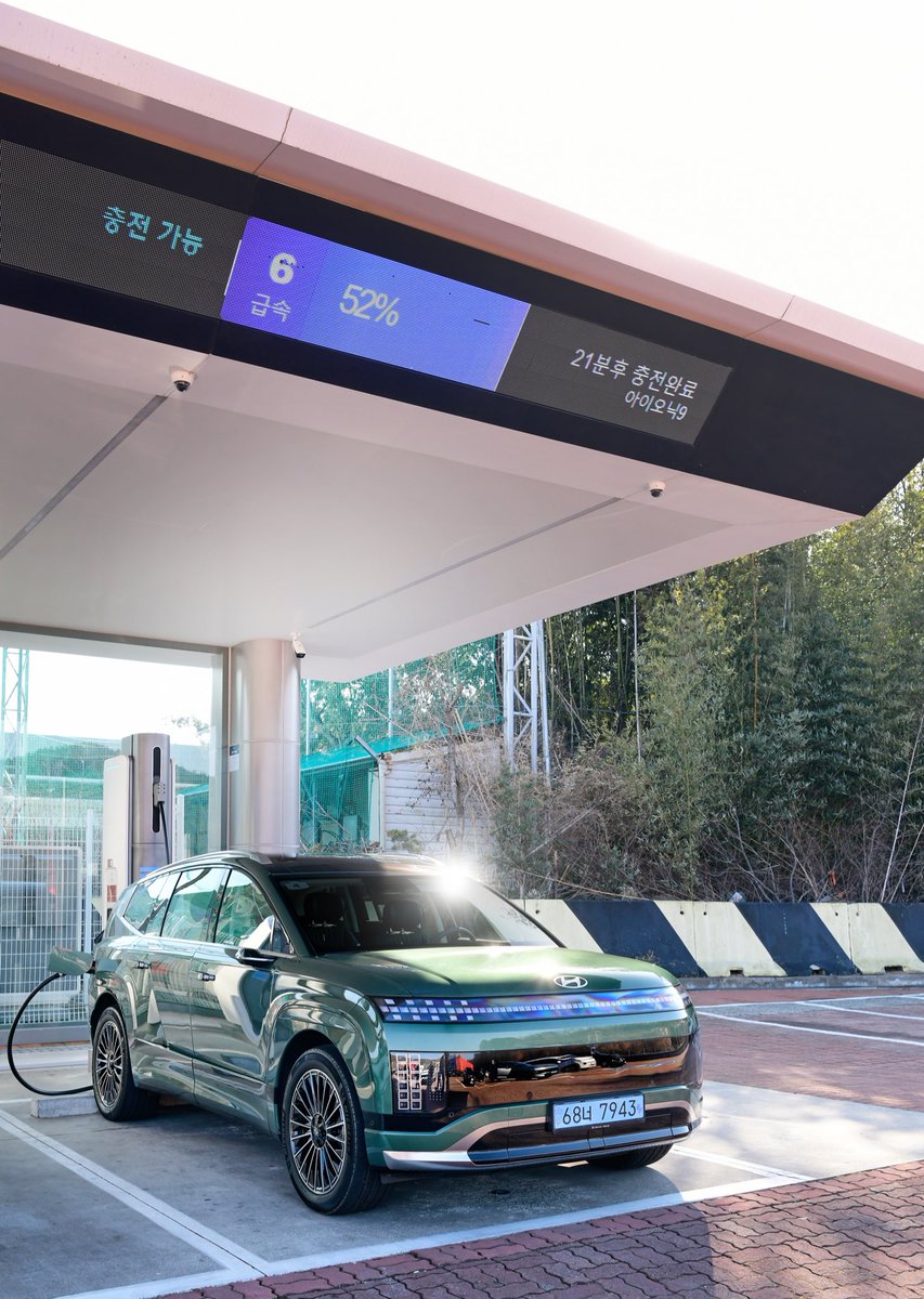 Chris_Rux's tweet image. 🔌 Laden vom #Elektroauto kann so einfach sein! Wie hier beim #Hyundai Ioniq 9.
Überdacht, beleuchtet, gut gelegen an Raststätte, mit großer Anzeige zum 🔋 Stand, immer in Betrieb. Das ist in 🇰🇷.
In 🇩🇪: seltenst mit Dach, meistens
stockdunkel, häufig letzte Ecke des Rastplatzes,…