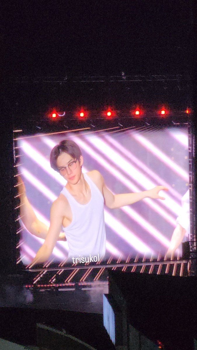 จองอูฮอตปรอทแตกมาก ใส่แว่น เสื้อกล้าม โค่ดเท่อะ