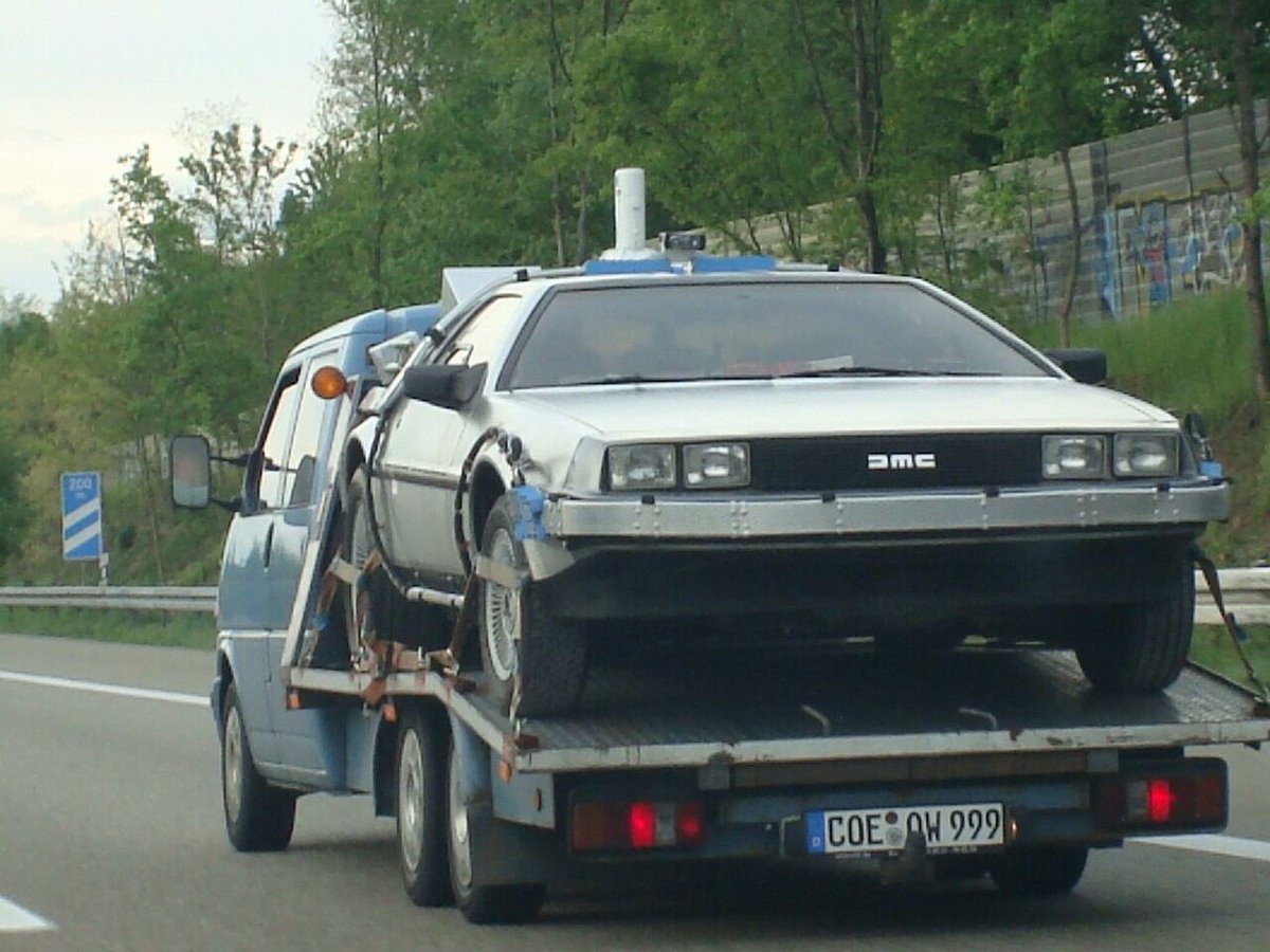 バック・トゥ・ザ・フューチャーを観ていて思い出した。ドイツ🇩🇪アウトバーンで見かけたデロリアン。Part2かな🤭