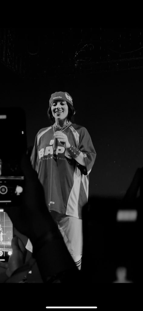 graceeeau's tweet photo. 📸 @billieeilish https://t.co/4QNu2zqkRQ