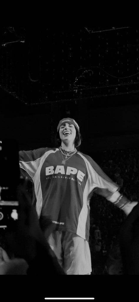 graceeeau's tweet photo. 📸 @billieeilish https://t.co/4QNu2zqkRQ