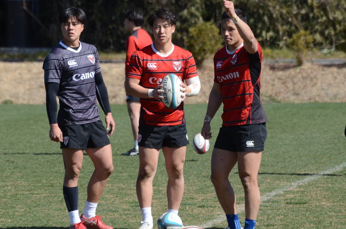 LeagueOne_JP's tweet photo. 📝#番記者ポスト /チームの裏側📸

試合2日前の居残り練習後、チーム内ではCTBの選手を中心に、コーチングスタッフを含めた有志が参加する形で“チャレンジングゲーム“が行われています。

現在8ゲームを消化し、「今季は調子が良いからこのまま勝ち癖をつけたい」と #田畑凌（写真・中央） 選手。

2月21日はネットに掛けられた輪の中に、利き腕とは違う方向からスローしてボールを入れる早さを争う“競技“でしたが、この日の田畑選手は“ブービー賞“（最下位から2番目）でのフィニッシュ。

危うく、今季は一度もない最下位になりかけました。参戦直前、「今から見ていてください!!」と意気込んだものの、気合が空回りする結果に。

(#横浜E 担当:郡司聡)
#横浜キヤノンイーグルス
#YokohamaCanonEagles
#今日も元気印