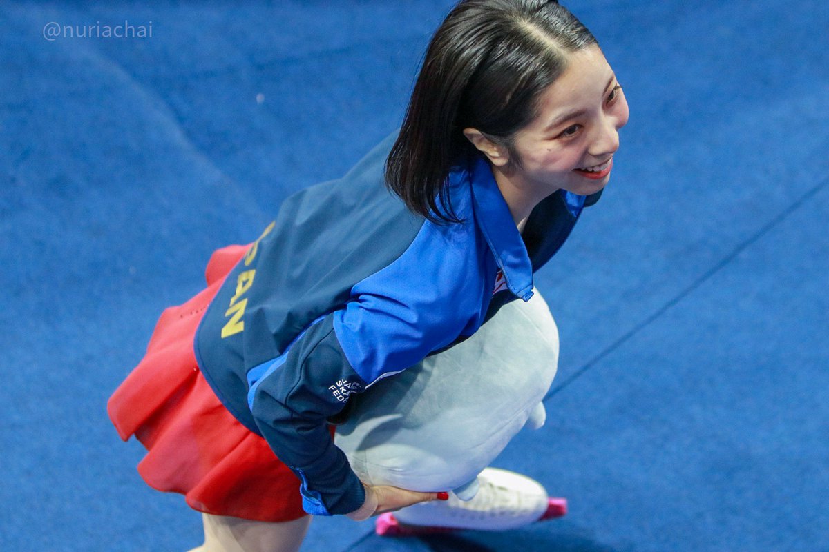 nuriachai's tweet photo. riku receiving a shark plushie from a lovely fan 💕

#4contsfigure #RikuMiura https://t.co/nRRIIJYjcJ