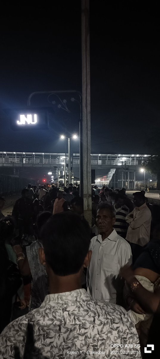 IycRaj's tweet photo. @Central_Railway @indianrailway__ @RailMinIndia @RailwayNorthern
We are on Jaunpur station &amp; no info about train no 11082
No space to stand on station
And Train is late
139 says train is5 minutes late but now it is more than40 minutes &amp; no info of train
Please help and get train https://t.co/eByLbqXa28