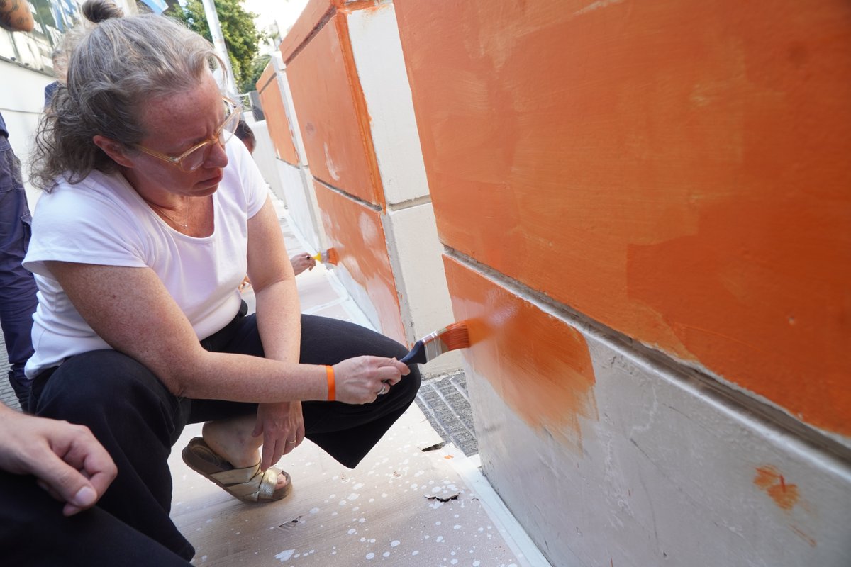 InfoAMIA's tweet photo. JUNTOS POR LA VIDA
Esta mañana, quienes habitamos cotidianamente la sede de Pasteur 633, nos unimos en una acción simbólica. Pintamos de naranja los pilotes del frente del edificio, abrazando a la distancia a las familias de Kfir, Ariel y Oded, y exigiendo también saber dónde está Shiri.
Convertimos las marcas arquitectónicas que el terrorismo dejó en nuestro país, en un mensaje de solidaridad a quienes hoy despiden a sus queridos.
AM ISRAEL JAI.