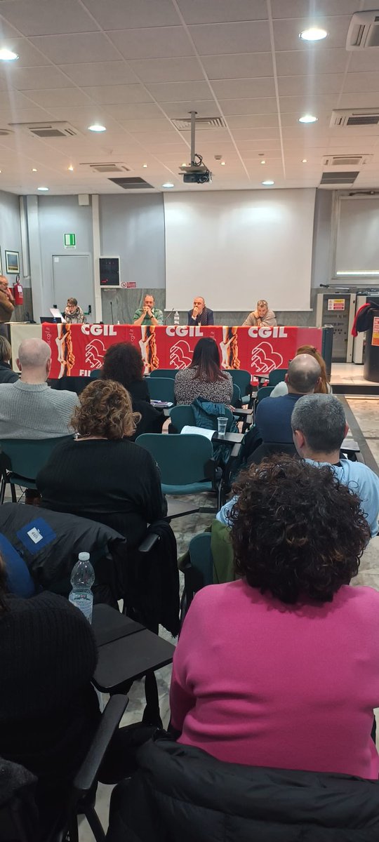 FilcamscgilB's tweet photo. 2 agosto 1980, sappiamo chi è stato ed abbiamo le prove!

Incontro tra l’Associazione tra i Familiari delle Vittime della Strage della Stazione di Bologna del 2 Agosto 1980 e delegat3 di Coop Alleanza 3.0. https://t.co/ofDy7qrd22