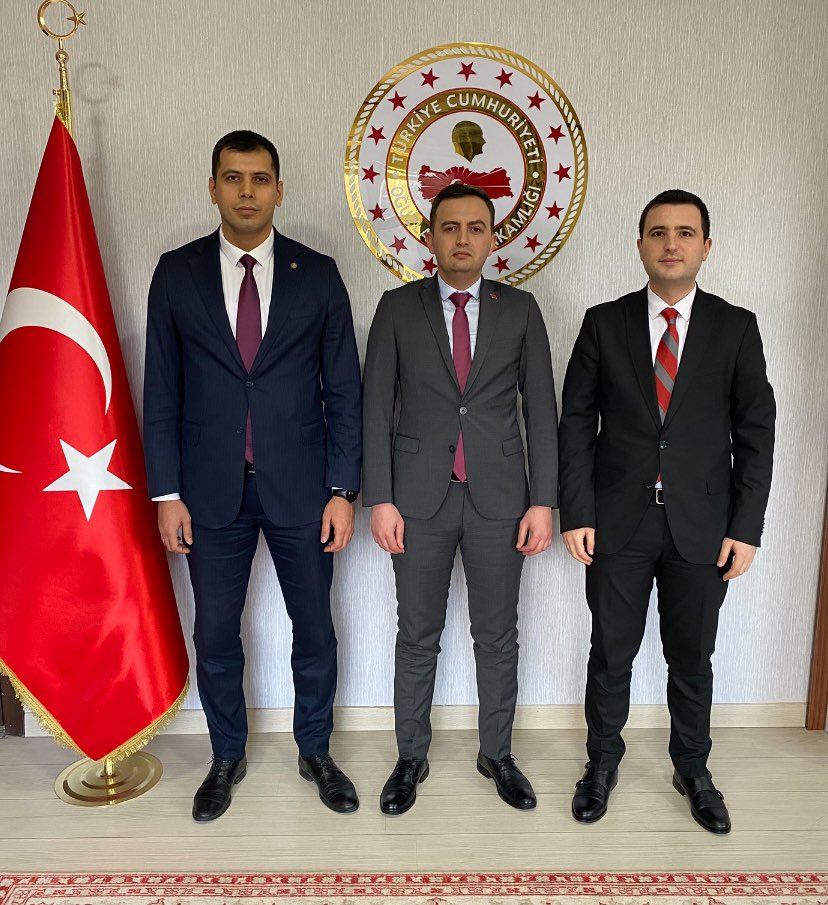 oguzlargovtr's tweet photo. Kargı Kaymakamımız Sn. Oğuzhan Akman ve Laçin Kaymakamımız Sn. Emre Konak, Kaymakamımız Sn. Tayfun Yılmaz’ı Makamında ziyaret ettiler https://t.co/zOFFFqVjri