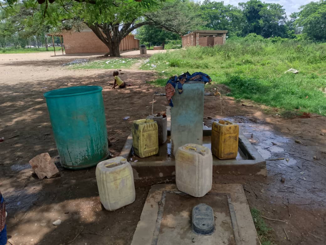 MagazineJimbere's tweet photo. 🚱 "Toujours pas" d'eau potable dans la zone #Buringa en commune #Gihanga (@BubanzaProvince): "Actuellement, l'eau dont nous nous provient de puits géologiques, mais elle est insuffisante pour couvrir toute la population de Buringa, et moins agréable à boire que celle fournie par la @Regideso_bdi", déclare le chef de zone
📝 L'administrateur de Gihanga confirme cette pénurie, et appelle à la construction du réseau d'approvisionnement en eau potable que la #Regideso a promis depuis début 2024
☎️ Nous cherchons toujours à joindre la Regideso pour obtenir des éclaircissements sur le sujet
#Burundi #Infrastructures