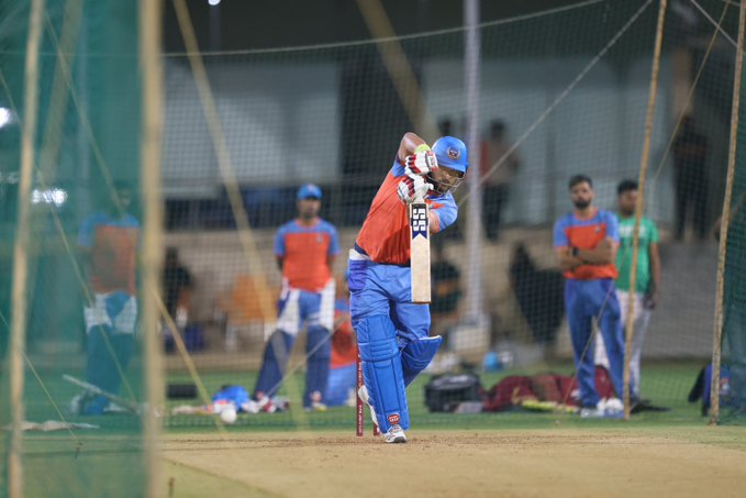 Akaran_1's tweet photo. Sachin Tendulkar &amp; Yuvraj Singh during the IMLT20 practice session! ��🇳

- The legendary pair is set to take the field for India Masters tomorrow! 🔥

#SachinTendulkar #YuvrajSingh #IMLT20 #Cricket #IndiaMasters #LegendsReturn https://t.co/hSxlAmBQkF