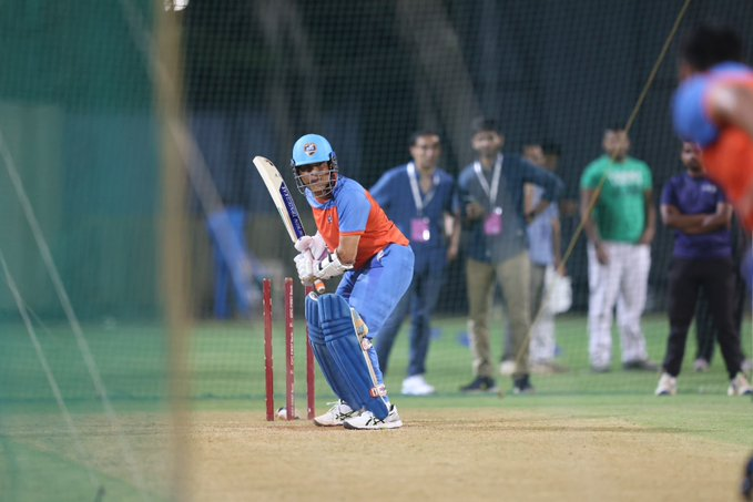 Akaran_1's tweet photo. Sachin Tendulkar &amp; Yuvraj Singh during the IMLT20 practice session! ��🇳

- The legendary pair is set to take the field for India Masters tomorrow! 🔥

#SachinTendulkar #YuvrajSingh #IMLT20 #Cricket #IndiaMasters #LegendsReturn https://t.co/hSxlAmBQkF