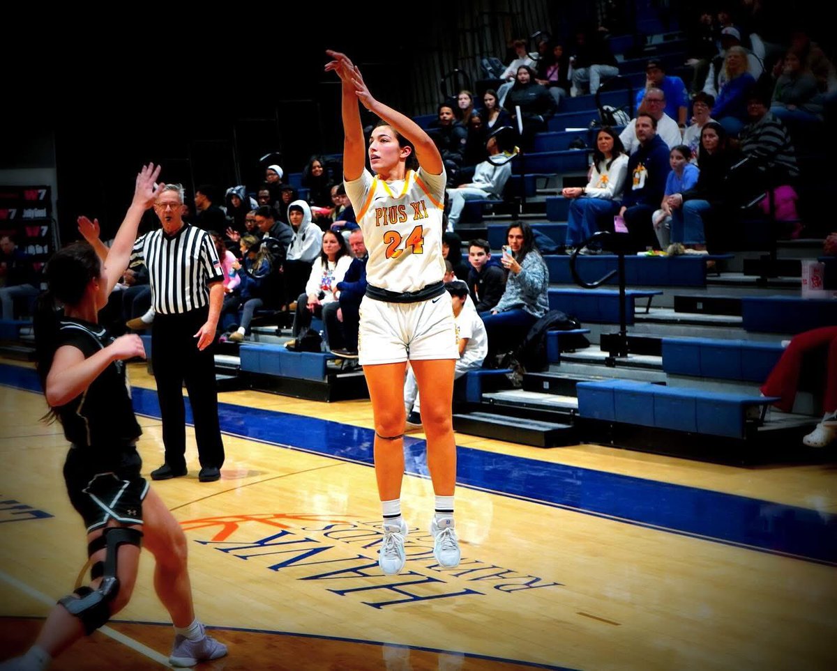 PiusLadyballer's tweet image. Congratulations to @AddisonM_30  for reaching 1000 points at Weds game against Greenfield! You can see how happy her teammates were to help her reach her goal #teammates❤️