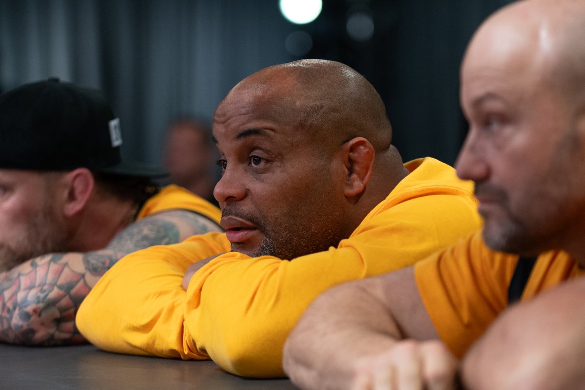 UFCBrasil's tweet photo. Dá uma olhada nas primeiras imagens do @ChaelSonnen  e do @DC_MMA como treinadores da nova temporada do The Ultimate Fighter! 📸

Para qual time vai sua torcida? 🔵 🆚 🟡

Fique ligado! Em breve no @UFCFightPassBR! https://t.co/022wPmb1Ol