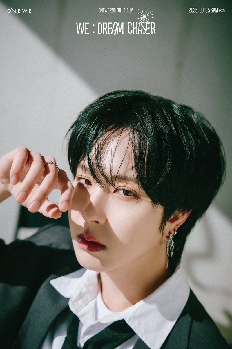 [#ONEWE]

ONEWE 2ND FULL ALBUM 
[WE : Dream Chaser]

🌫 SOLO CONCEPT PHOTO #2 🌫

▪ GIUK ▪

2025.03.05 6PM (KST) RELEASE✔

#원위 #WE_Dream_Chaser
#기욱 #GIUK
#별_헤는_밤 #The_Starry_Night