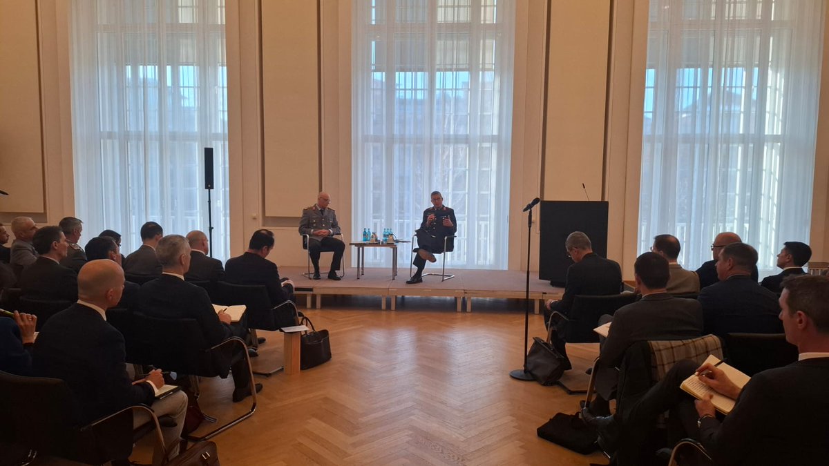 La Mission de Défense de Berlin a eu le plaisir d’accueillir les auditeurs du <a href="/CHEM_FR/">CHEM</a>. L’occasion d’échanges fructueux avec les responsables militaires et politiques allemands sur la relation de défense 🇫🇷 - 🇩🇪.