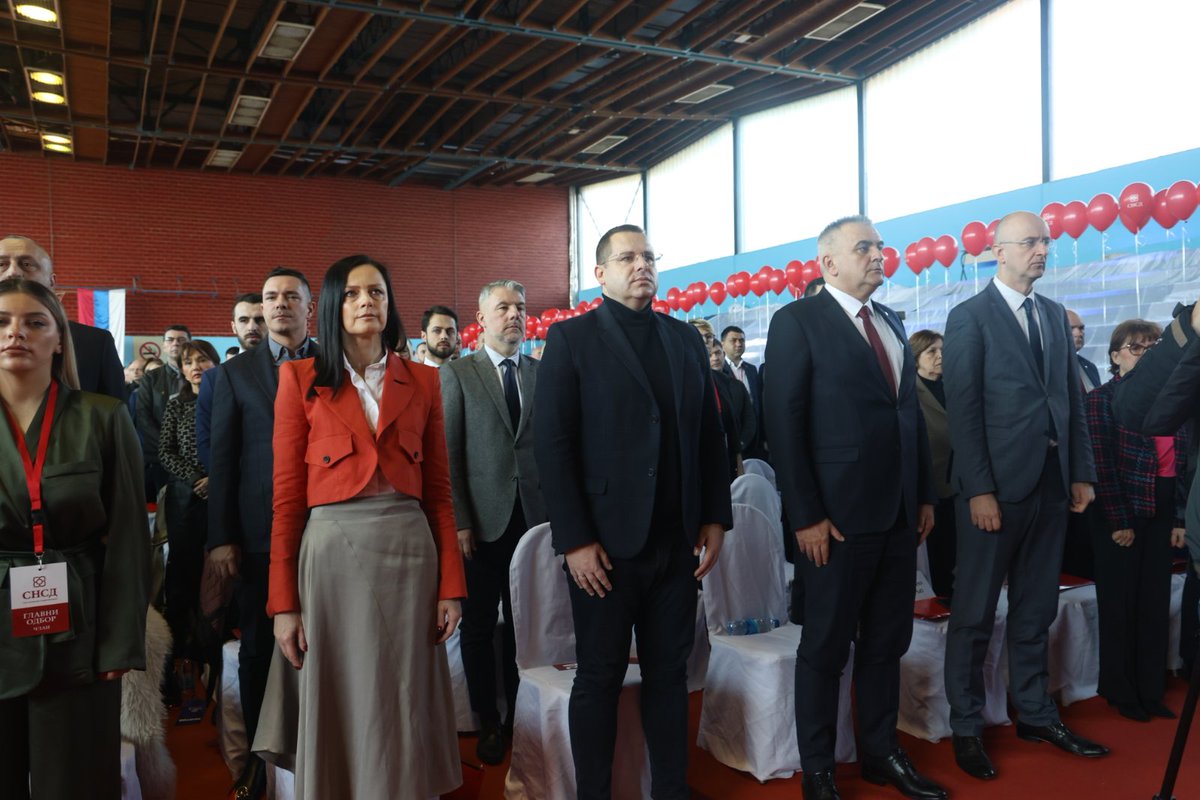 Питају нас стално шта ће бити одговор Републике Српске.

А одговор је веома једноставан.

Одговор Републике Српске ће бити Устав.

Све што Уставом није предвиђено неће ни постојати.

Све што је Уставом предвиђено да припада Српској, Српској ће и припадати.

Читајте Устав!