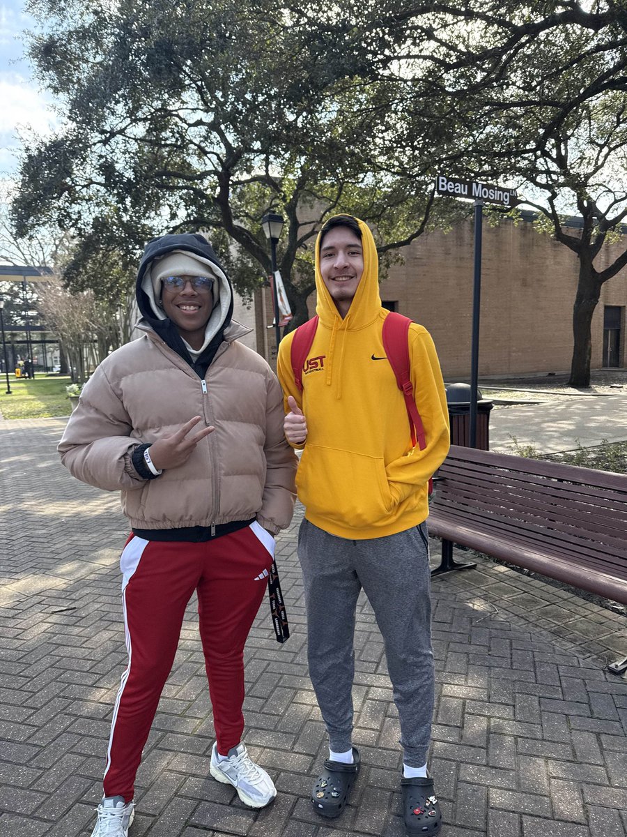 SarahMayhall1's tweet image. Amazing time at the University of St. Thomas! We ran into AHS alumni! Go Celts🦁#gobeyond @AHSBasketball @AHSgbballAllIn @HumbleISD_AHS #avid