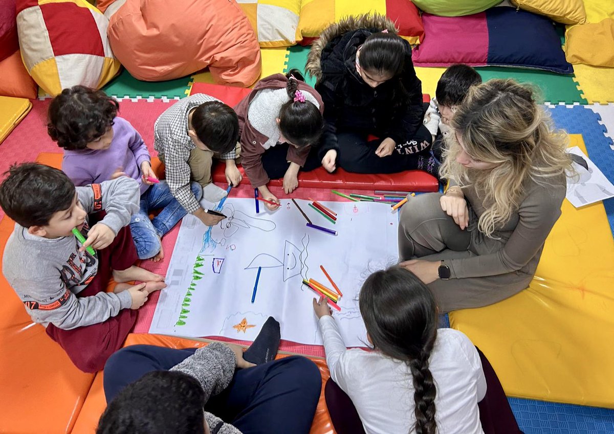 Kadın Danışma Merkezi’nde kadınlarla yürüttüğümüz psikososyal destek grup çalışmalarının yanı sıra 👩‍👩‍👧‍👧, çocuklarla da psikososyal destek grup çalışmaları yapıyoruz! 🎨🧩💛
—

@ADA_Turkiye 

.
.
.
.
.
.
.
.
.

#kadındanışmamerkezi #psikososyaldestek #birliktegüçlüyüz #çocuk #kadın