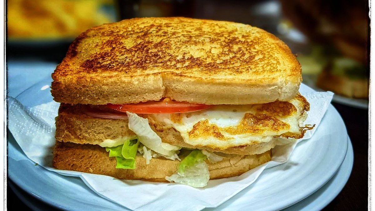 Viernes noche. Llega mi momento: encargo un Sándwich de pollo para cenar

En unos minutos está el RIDER en tu puerta. Tan rico, tan cómodo.. Era el plan perfecto.. hasta que sucedió algo EXTRAÑO

Nunca imaginé el OSCURO SECRETO que escondían aquellos sándwiches (🥪🧵 ↓ )