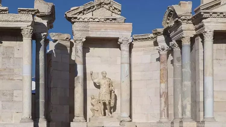 Denizli Pamukkale’deki Laodikeia antik kentinde, restorasyonla yeniden ayağa kaldırılan Traian Çeşmesi; Denizli traverteni ve alabasteri (Alabastro fiorito), Çanakkale Kestanbol graniti (granito violetto) ve Afyon İscehisar menekşe mermeri (Pavonazzetto) ile yapılmıştır. 

📷DHA