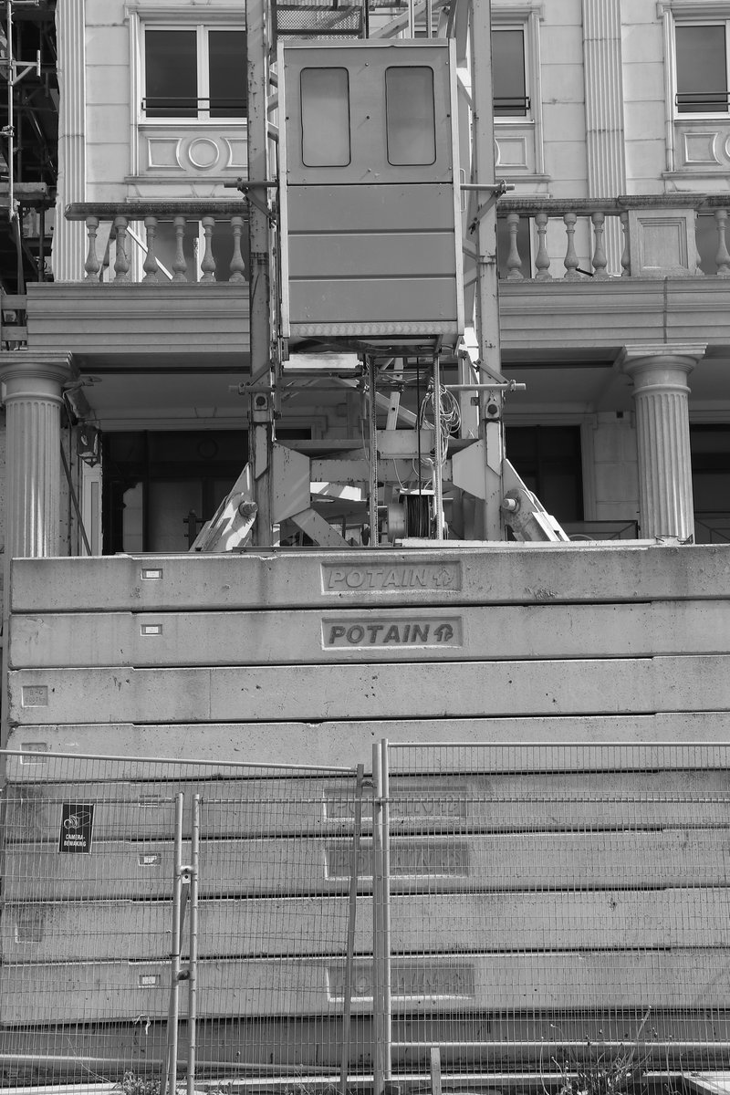 JefKPhotography's tweet photo. A fence, concrete and the underside of a tower crane. Black and white photo.
#buildingsite #constructionsite #buildingsites #constructionsites #blackandwhite #blackandwhitephoto #blackandwhitephotography #photography https://t.co/05ApLiPUlq