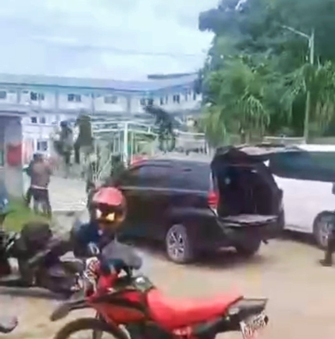 Rizzy1004's tweet photo. @rowena_guanzon nagvideo pa sila hindi namin alam isa sa kanila nagsend sa amin nyan dahil hindi daw nabayaran ganito ung krimen pilit itinago mga vehicles ng staff namin di na na rcover ayaw din ng hepe magbigay ng police report kaya natagalan kami makafile ng kaso kahit blotter ayaw din ng pnp https://t.co/Tdt7lIsGIh