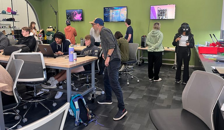 Watch last week’s information session to get more details on the Faculty Experiential Learning &amp; Technology Grant (FELT), a 2-term program designed to help Pitt faculty transform their teaching by incorporating hands-on learning &amp; emerging tech.

🔗 » teaching.pitt.edu/open-lab/felt/