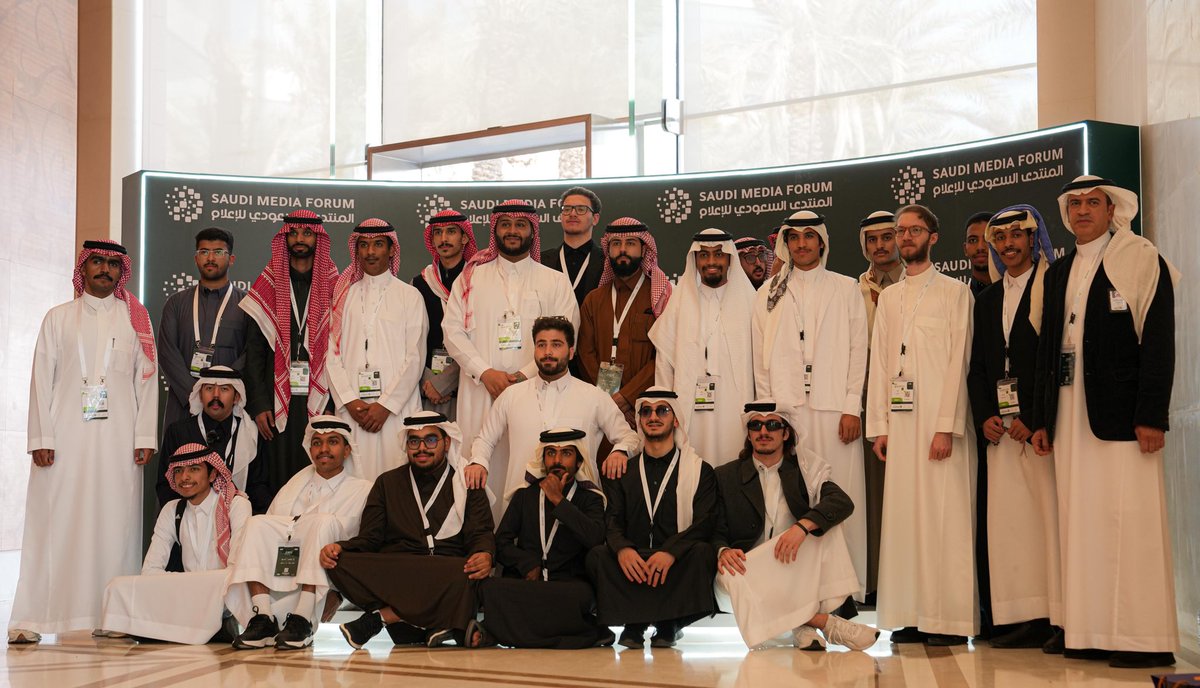 KFU_CM's tweet photo. صورة جماعية لطلبة القسم وعضو هيئة التدريس  @Hussain_3li_gh خلال زيارتهم لـ #منتدى_الإعلام_السعودي 
تصوير الطالب: عبدالإله المغيرة https://t.co/FUl4DFv9XK