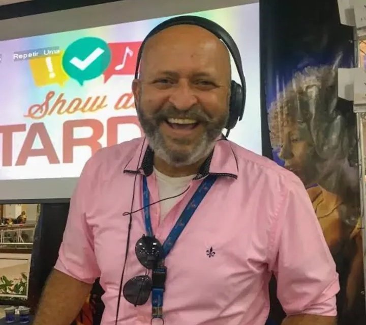 Audi_Bahia's tweet image. 🚨 ATENÇÃO!!! @dinhojuniordiz deixa a Salvador FM nesta sexta-feira (21) e emissora anuncia mudanças:
- Mário Tito (ex-Rádio Sociedade da Bahia) será o novo apresentador do #TôNaSalvador, substituído Ivis Macêdo 
- Macêdo irá assumir um reformulado #Pipoco ao lado de Tainá Reis…