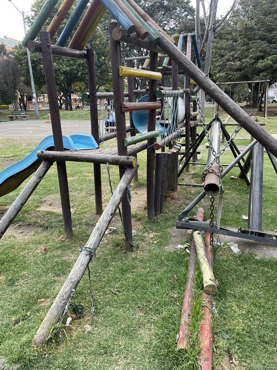 Beylujf's tweet photo. El abandono total de @AlcaldiaSuba11 y @cesarsalamancaR  al parque del Batán, exponiendo a los niños a lesiones, solicitamos acciones inmediatas para garantizar las seguridades de los menores @CarlosFGalan @Citytv @leocaste22 @IDRD https://t.co/yeHv7rqCfe