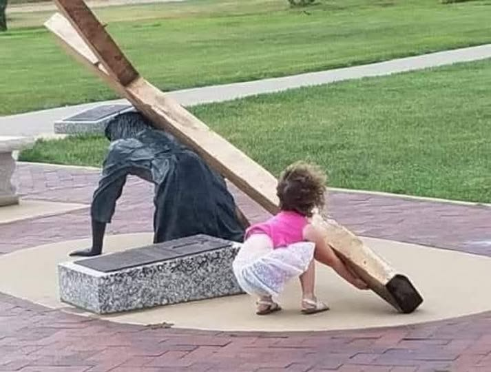 pierpi13's tweet photo. Lei non sa che è una statua o a quale religione appartiene  e non sa nemmeno quanto pesa l'acciaio.
Ha visto solo una persona che aveva bisogno di aiuto.
I bambini capiscono la vita. https://t.co/nfibJgkxJ5