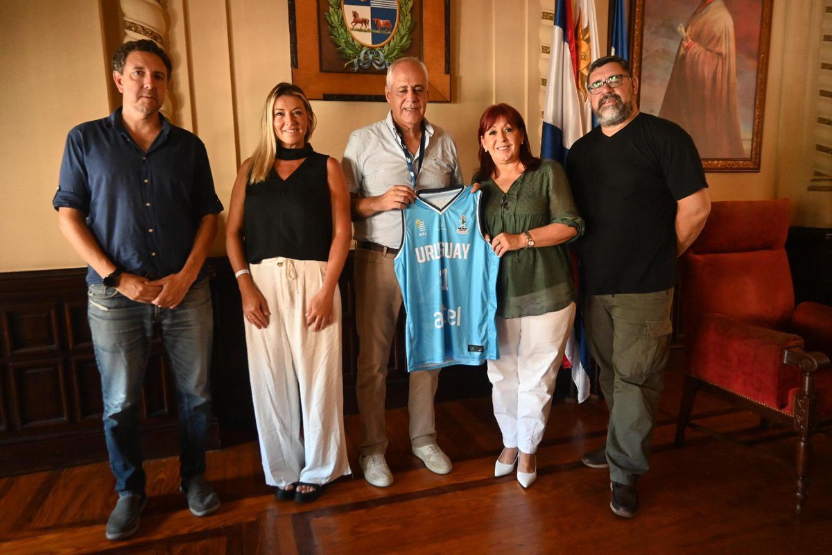 FUBB - Selección Uruguaya (@fubbuy) on Twitter photo 📸 Autoridades de la <a href="/idpaysandu/">Intendencia de Paysandú</a> reciben a la FUBB 🤝🏻
➡️Director de Deportes de Paysandú Guillermo Arias
➡️Gerente de Marketing FUBB Virginia Martín
➡️Presidente FUBB Héctor Assir
➡️Intendente de Paysandú Nancy Núñez Soler
➡️Gerente de Torneos FUBB Sergio Benítez 📸 Autoridades de la <a href="/idpaysandu/">Intendencia de Paysandú</a> reciben a la FUBB 🤝🏻
➡️Director de Deportes de Paysandú Guillermo Arias
➡️Gerente de Marketing FUBB Virginia Martín
➡️Presidente FUBB Héctor Assir
➡️Intendente de Paysandú Nancy Núñez Soler
➡️Gerente de Torneos FUBB Sergio Benítez
