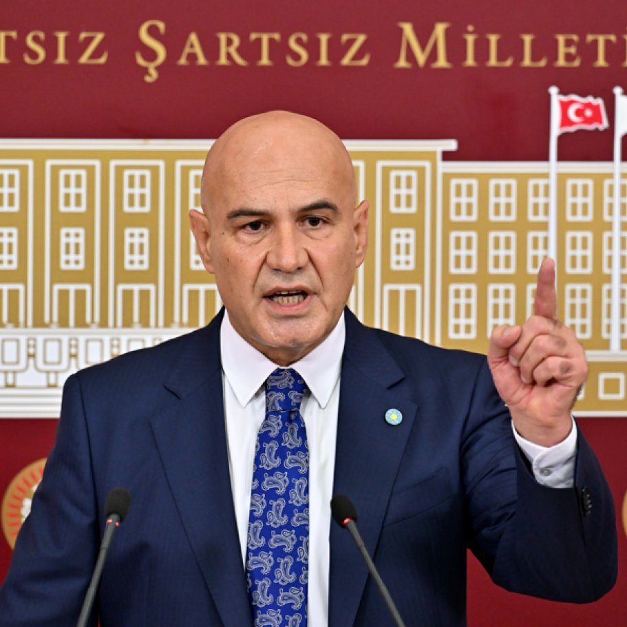 bosunatiklama's tweet photo. Milletvekili Turhan Çömez: "Depremzedelerimiz konteynerlerde kalırken, onlara 100 bin konut yaptık.

Okullarımızın tuvaletlerine sabun koyamazken, onlara 825 okul yaptık.

Vatandaşlarımız muayene olmak için randevu alamazken, onlara tıp fakültesi yaptık.

Nereye? Suriye'ye." https://t.co/ZuL0gkpj7n