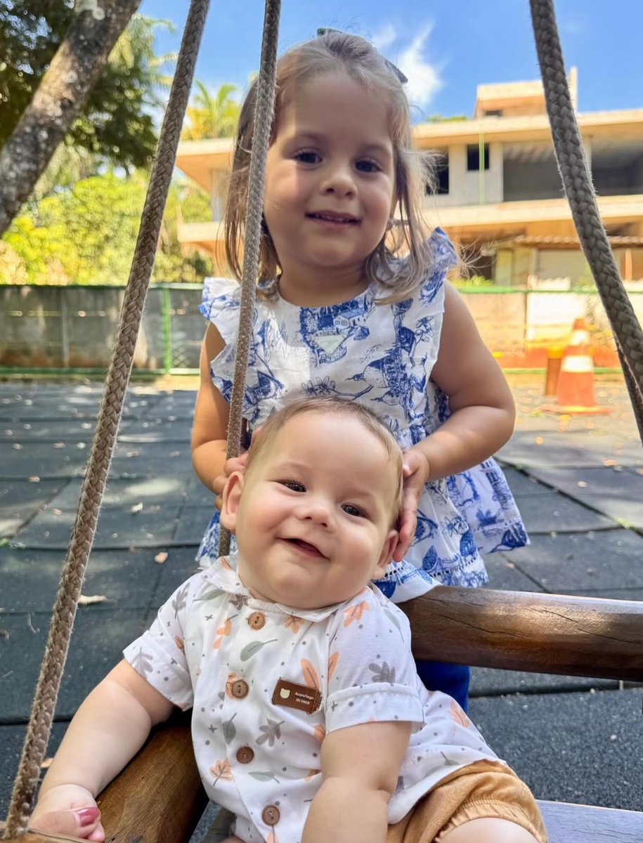 NazareAmarga's tweet photo. Silêncio, tô admirando a minha afilhada com o irmão dela. https://t.co/8AUmUywkF6