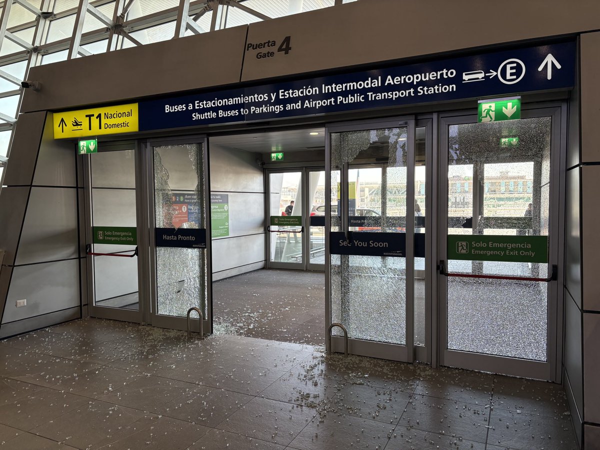 sutabaka1021's tweet image. チリのサンティアゴのハブ空港で事件起きました💧

チェックイン端末や空港内のディスプレイやドアなどが壊されています。

#SCL #チリ #サンティアゴ #AeropuertoInternacionalArturoMerinoBenítez