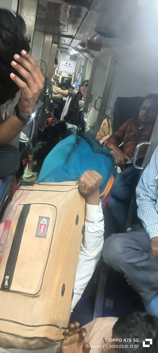 IycRaj's tweet photo. @Central_Railway @indianrailway__ @RailMinIndia @RailwayNorthern
Status in Air Condition train 🚂Train no 11082
More than 70 minutes late at Jaunpur station...
Condition in train after spending lots of money&amp; not able to sit on seat
Full train is full of unreserved passengers https://t.co/Xq13WmVQWJ