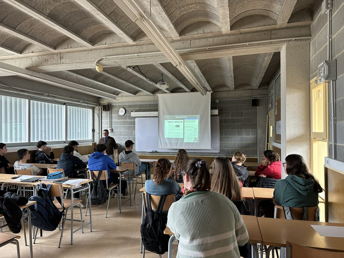 Avui xerrada als alumnes de 2n de batxillerat sobre Física de Partícules, el CERN i la computació, per l’investigador Josep Flix. Ha estat un privilegi que ens hagi acostat la seva feina d’investigador.
Gràcies un any més! <a href="/JosepFlixMolina/">Josep Flix</a> <a href="/DivulgaCIEMAT/">CIEMAT Divulgación</a> 
#elciematenuninstituto