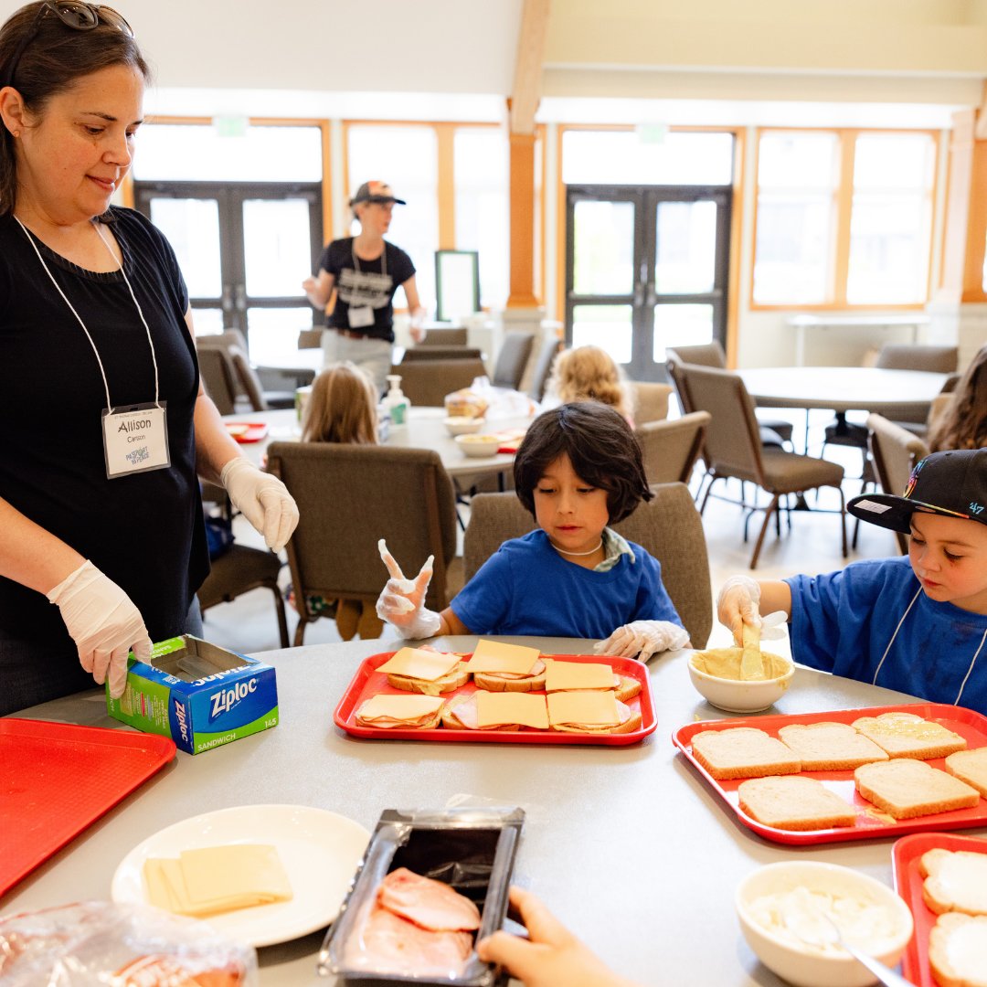 stthomasmedina's tweet photo. Bearers of Light: St. Thomas' Summer Camp 

This past summer, our Passport to Peace camp for ages 4–5th grade partnered with Bellevue LifeSpring to create snack bags for kids without lunches in Bellevue School District summer school. 

#StThomasMedina #EpiscopalChurch #Medina https://t.co/7OGSkrRCBy