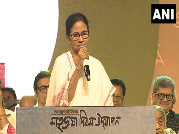 ani_digital's tweet photo. WB: Mamata Banerjee highlights recognition of various languages by state govt on International Mother Language Day

Read @ANI Story | https://t.co/xRw7F7Gdam
#MamataBanerjee #InternationalMotherLanguageDay 
#WestBengal https://t.co/ZjLkoIfLCS
