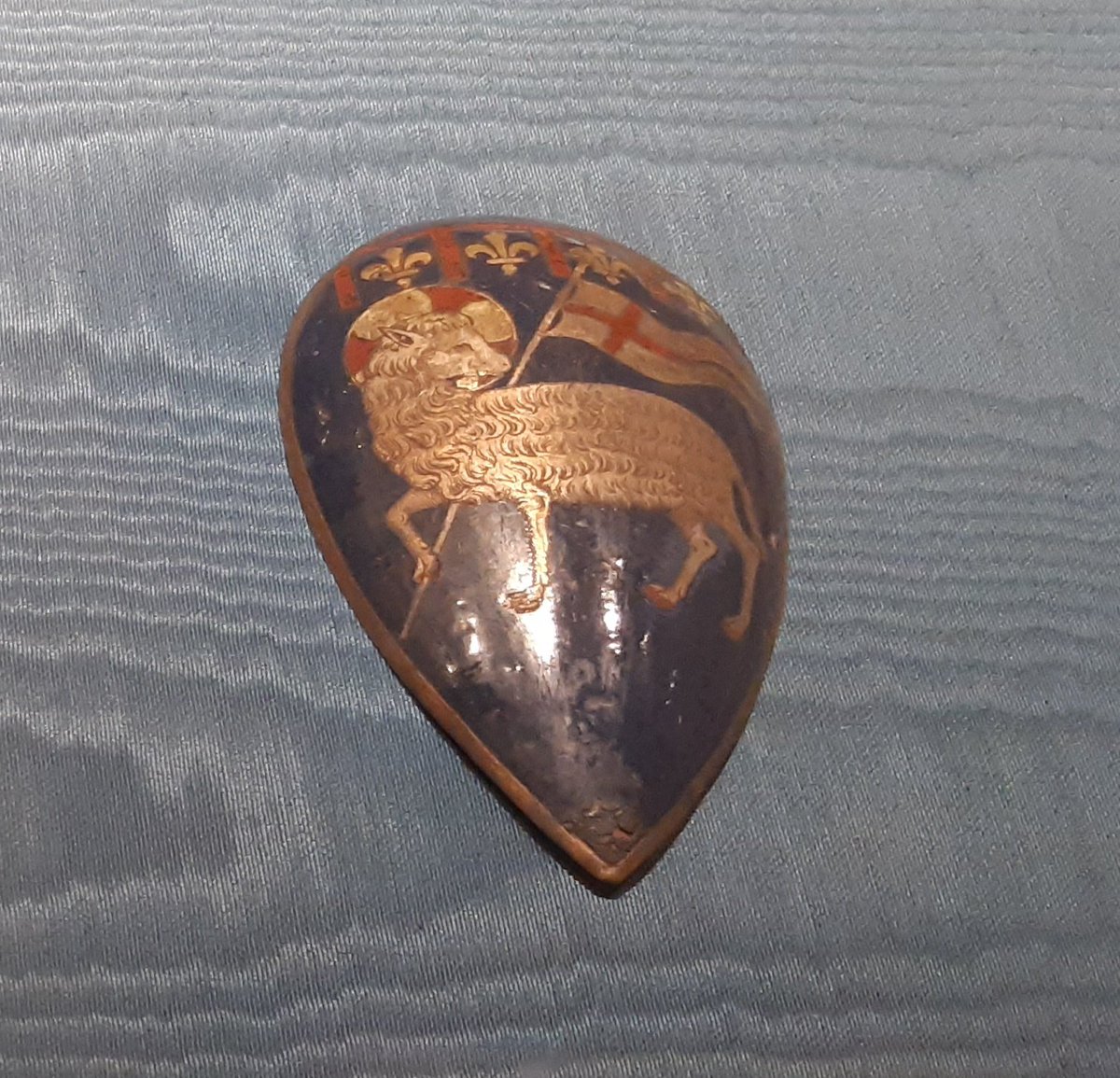 #LesArmoiriesduVendredi au musée du Bargello avec un émail du XIVe siècle aux armes de l'Arte della Lana. Cette corporation qui encadre les métiers de la laine a pour armoiries un Agneau Pascal tenant la bannière de la commune de Florence,sous un chef d'Anjou 🛡🇮🇹🐑⚜