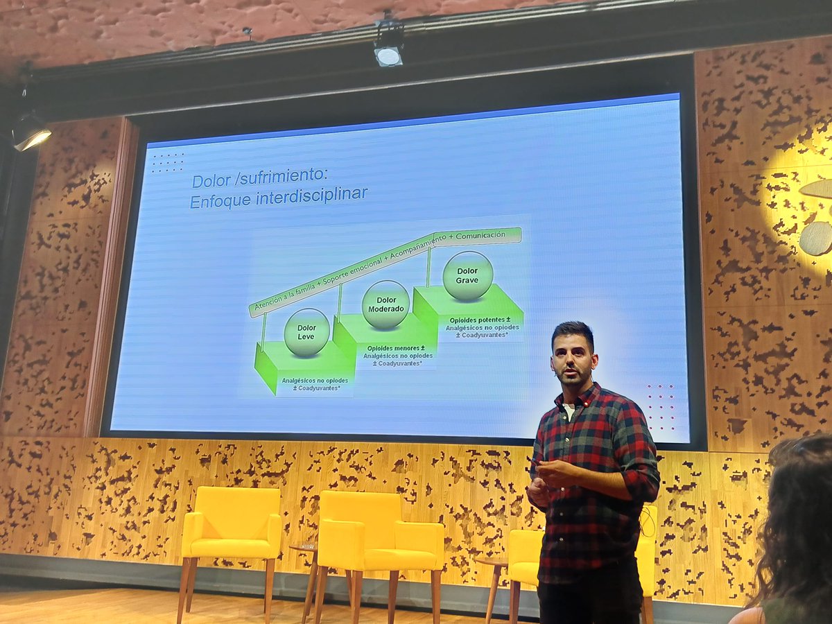 "El trabajador social no gestiona la miseria, defiende la dignidad", añade González, quien añade: "El dolor se maneja mejor poniendo una barandilla de sujeción con atención a la familia, soporte emocional, acompañamiento y comunicación" - #cuidadospaliativos #MIRadaPaliativa
